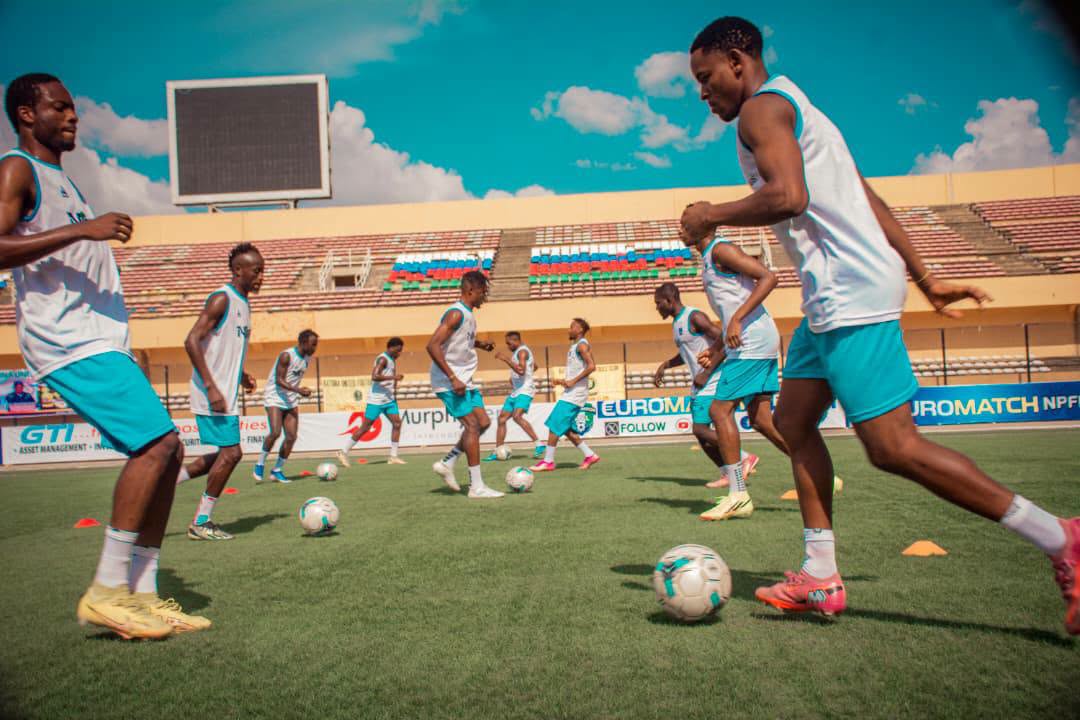 Niger Tornadoes players training with footballs on the pitch